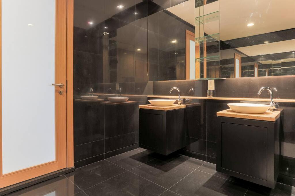 Large 3-bedroom Modern Style Klcc Kuala Lumpur