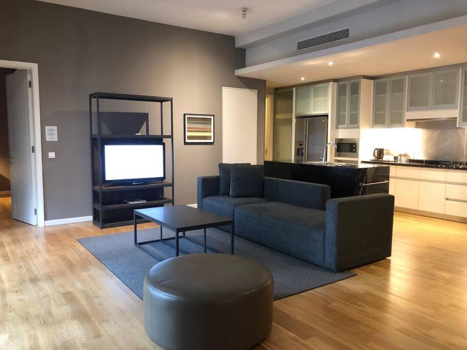 Large 3-bedroom Modern Style Klcc Pangsapuri *